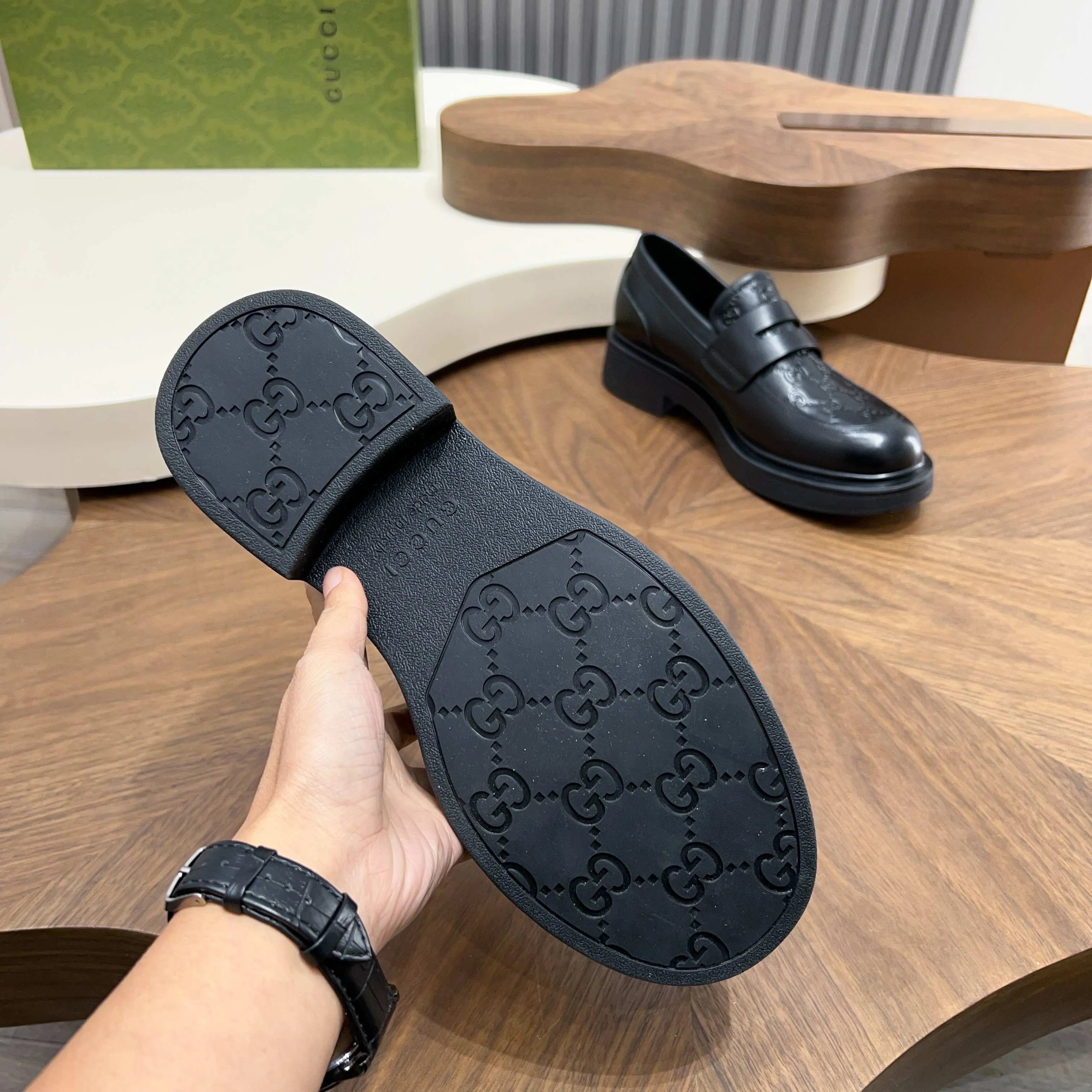 💰780 Gucci/Gucci new men’s lace-up shoes with GG details, matte cow leather derby shoes! The design of this men's lace-up shoe is rooted in the brand's heritage. Crafted from premium waxed cow leather, it is embellished with GG printed embossed suede leather details, a nod to Gucci's iconic monogram. The rubber sole decorated with GG pattern adds a touch of modern fashion to this design. Typical three-joint style design. European and American classic version, full calfskin lining. The overall upper texture is soft and the lining is comfortable and breathable. 2CM thickened soft rubber sole, easy to control. Versatile and stylish upper foot, multiple colors available to meet different matching needs, complete package! Size: 39-40-41-42-43-44 leather shoe size (38.45.46 can be customized)